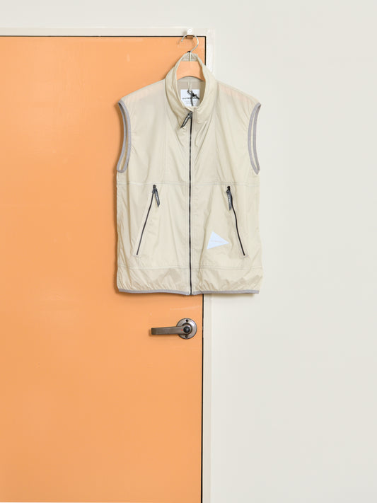 and wander アンドワンダー PERTEX wind vest 574-6121017 ベスト パーテックス アウトドア 快適 lightberge ライトベージュ 日本 名古屋 セレクトショップ THIRD PLACE サードプレイス 名古屋 愛知県 東海 セレクトショップ THIRD PLACE サードプレイス