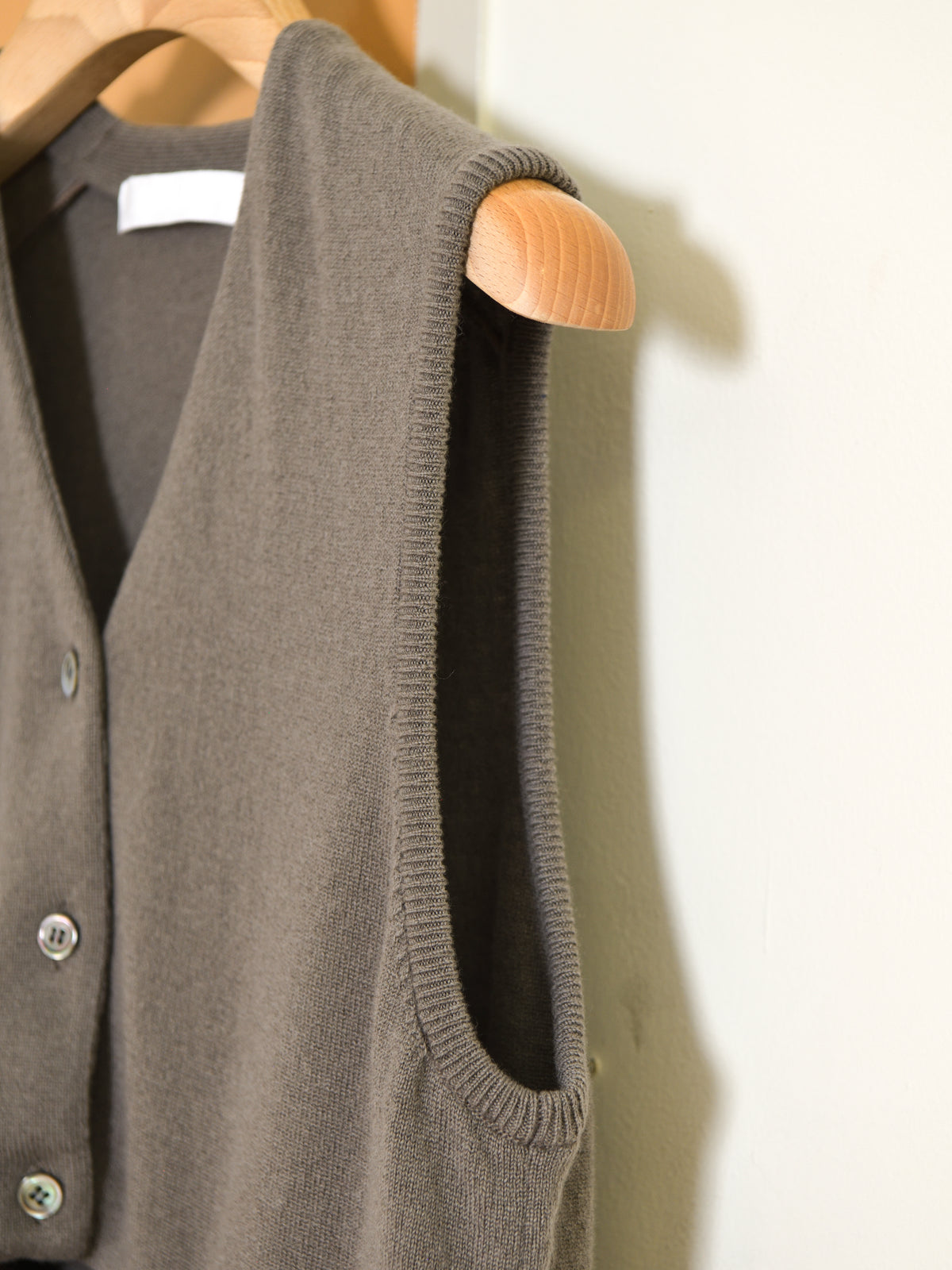 KAYLE ケイル DETACHABLE V KNIT VEST TAUPE L.GRAY K-2106 トープ グレー メリノウール ウール レディース 26FW 日本取り扱い 名古屋 丸の内 セレクトショップ THIRD PLACE サードプレイス