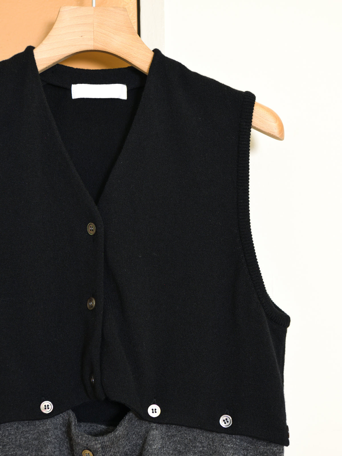 KAYLE ケイル DETACHABLE V KNIT VEST BLACK CHARCOAL K-2106 ブラック チャコール ベスト メリノウール ウール レディース 26FW 日本取り扱い 名古屋 丸の内 セレクトショップ THIRD PLACE サードプレイス